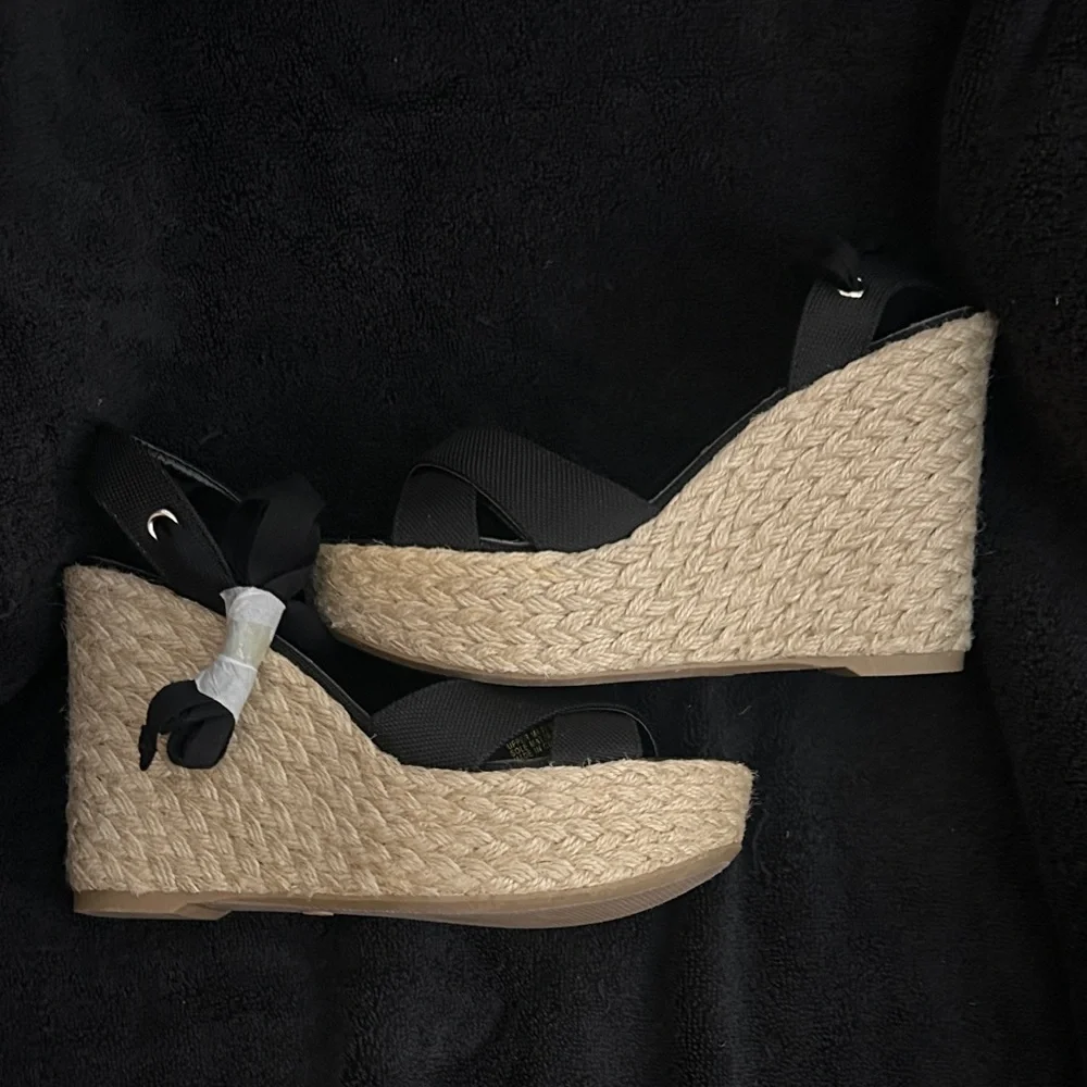 Lulu's Black and Tan Wedge Sandals - Picture 5 of 6